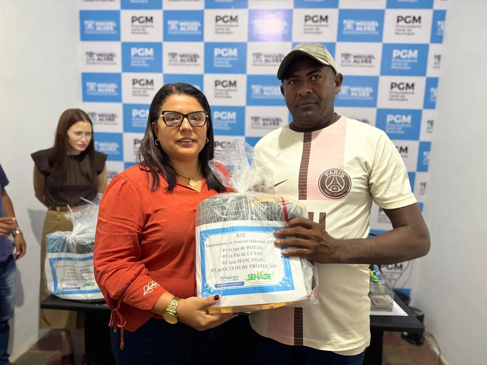 Foto 4 – PREFEITURA DE MIGUEL ALVES REALIZA ENTREGA DE EPIs A CATADORES DE MATERIAIS RECICLÁVEIS