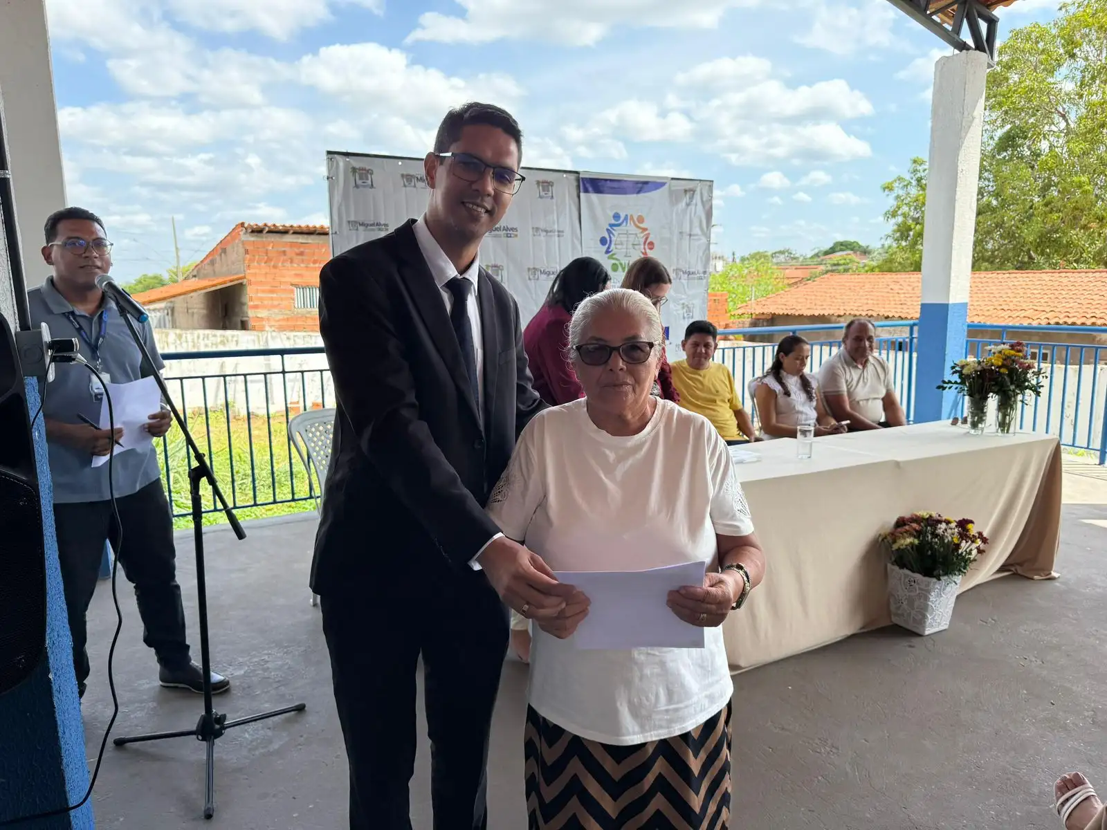 Foto 10 – PREFEITURA DE MIGUEL ALVES ENTREGA SENTENÇAS DA ASSISTÊNCIA JUDICIÁRIA GRATUITA MUNICIPAL