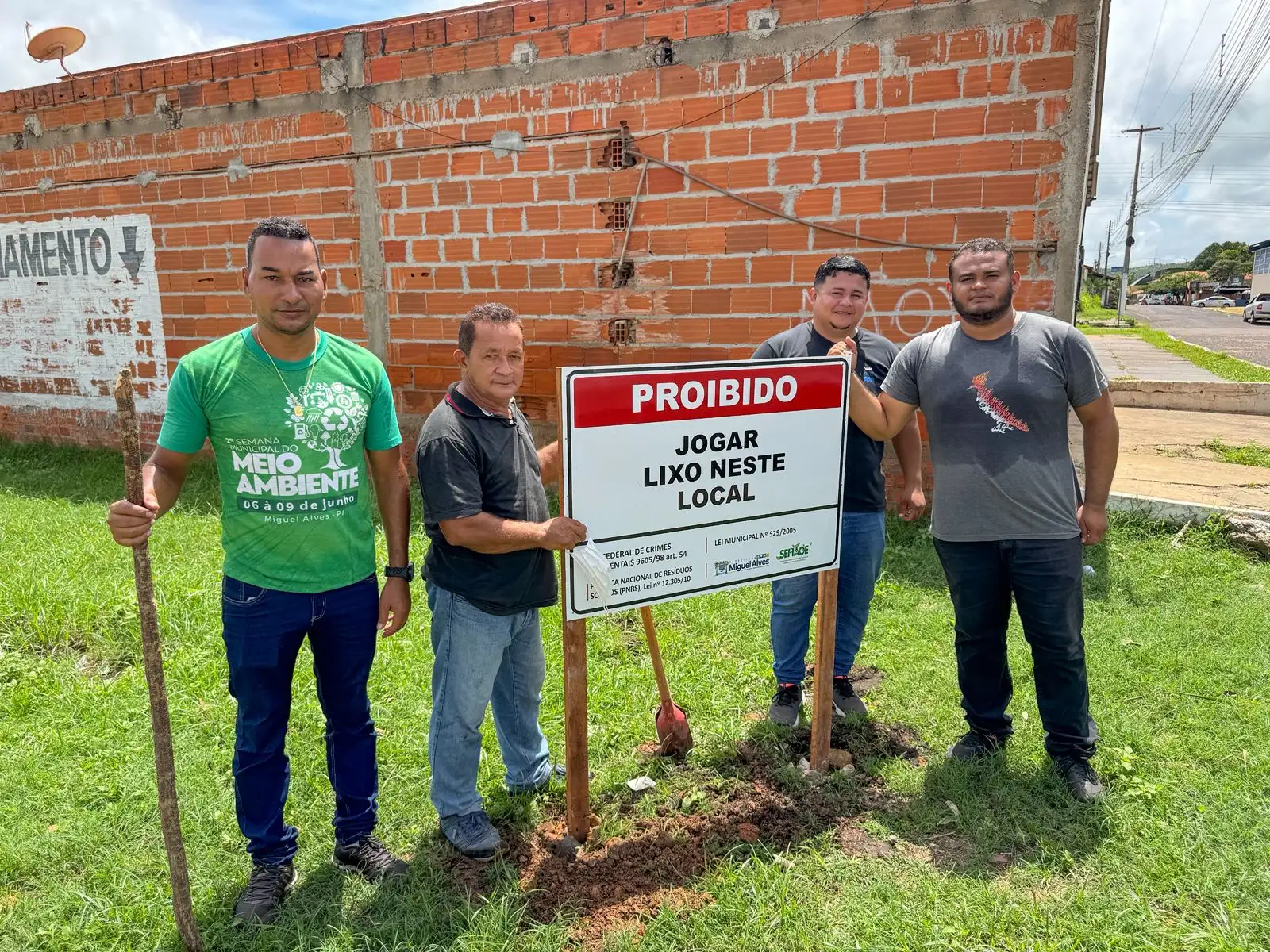 Foto 6 – PREFEITURA DE MIGUEL ALVES REFORÇA CONSCIENTIZAÇÃO AMBIENTAL COM INSTALAÇÃO DE PLACAS EDUCATIVAS