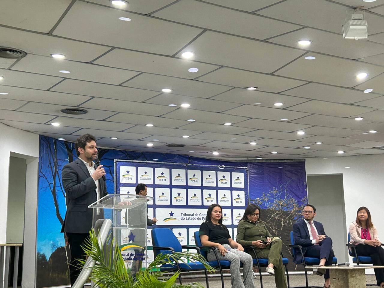 Foto 4 – FORMÇÃO PARA GESTORES DE TRANSPORTE ESCOLARE CONSELHEIROS DO CACS/FUNDEB