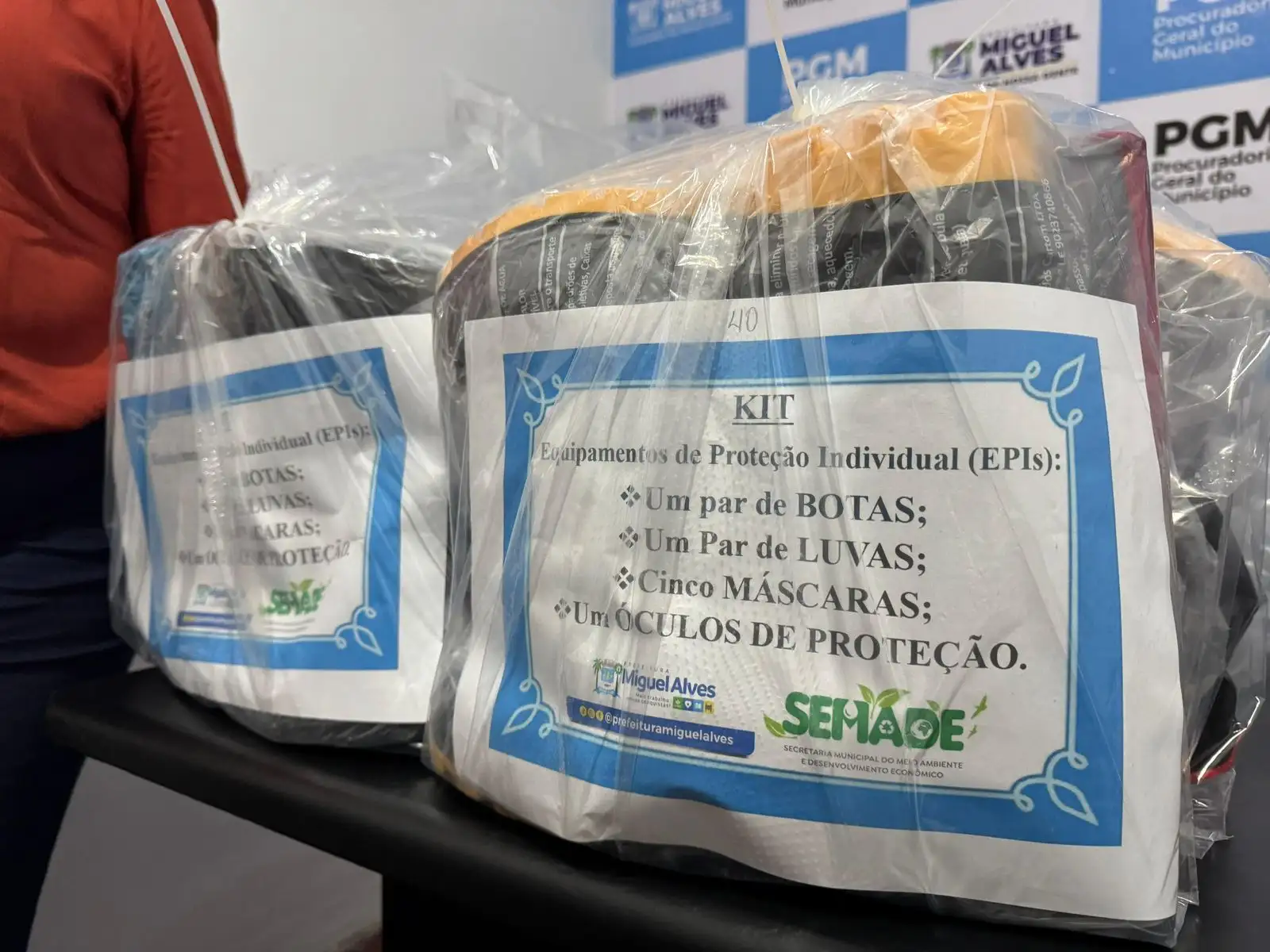 Foto 1 – PREFEITURA DE MIGUEL ALVES REALIZA ENTREGA DE EPIs A CATADORES DE MATERIAIS RECICLÁVEIS