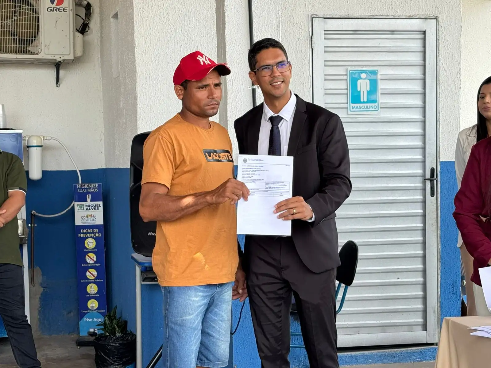 Foto 9 – PREFEITURA DE MIGUEL ALVES ENTREGA SENTENÇAS DA ASSISTÊNCIA JUDICIÁRIA GRATUITA MUNICIPAL