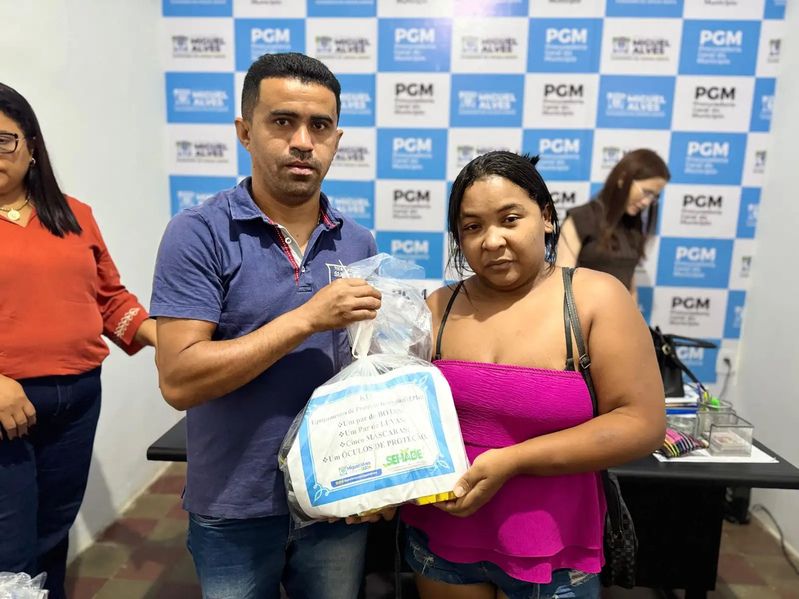 Foto 7 – PREFEITURA DE MIGUEL ALVES REALIZA ENTREGA DE EPIs A CATADORES DE MATERIAIS RECICLÁVEIS