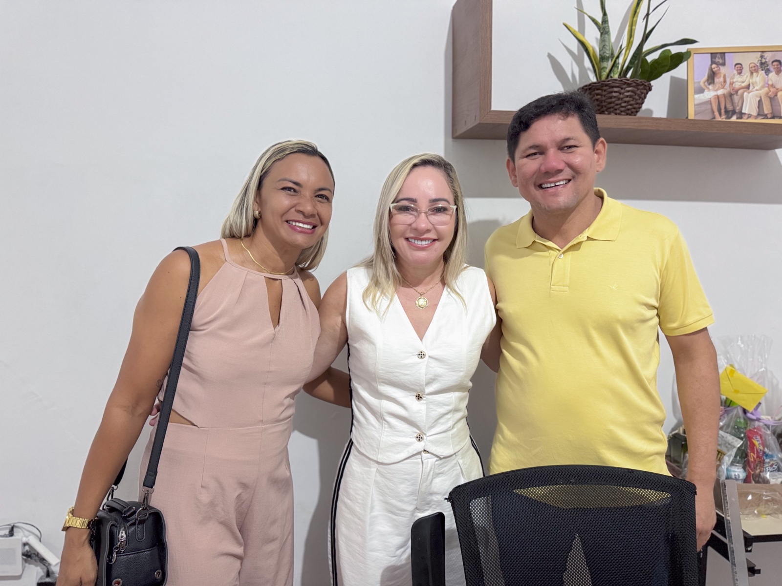 Foto 4 – SECRETARIA MUNICIPAL DE ASSISTÊNCIA SOCIAL É RECEPCIONADACOM ENTUSIASMO POR COLABORADORES