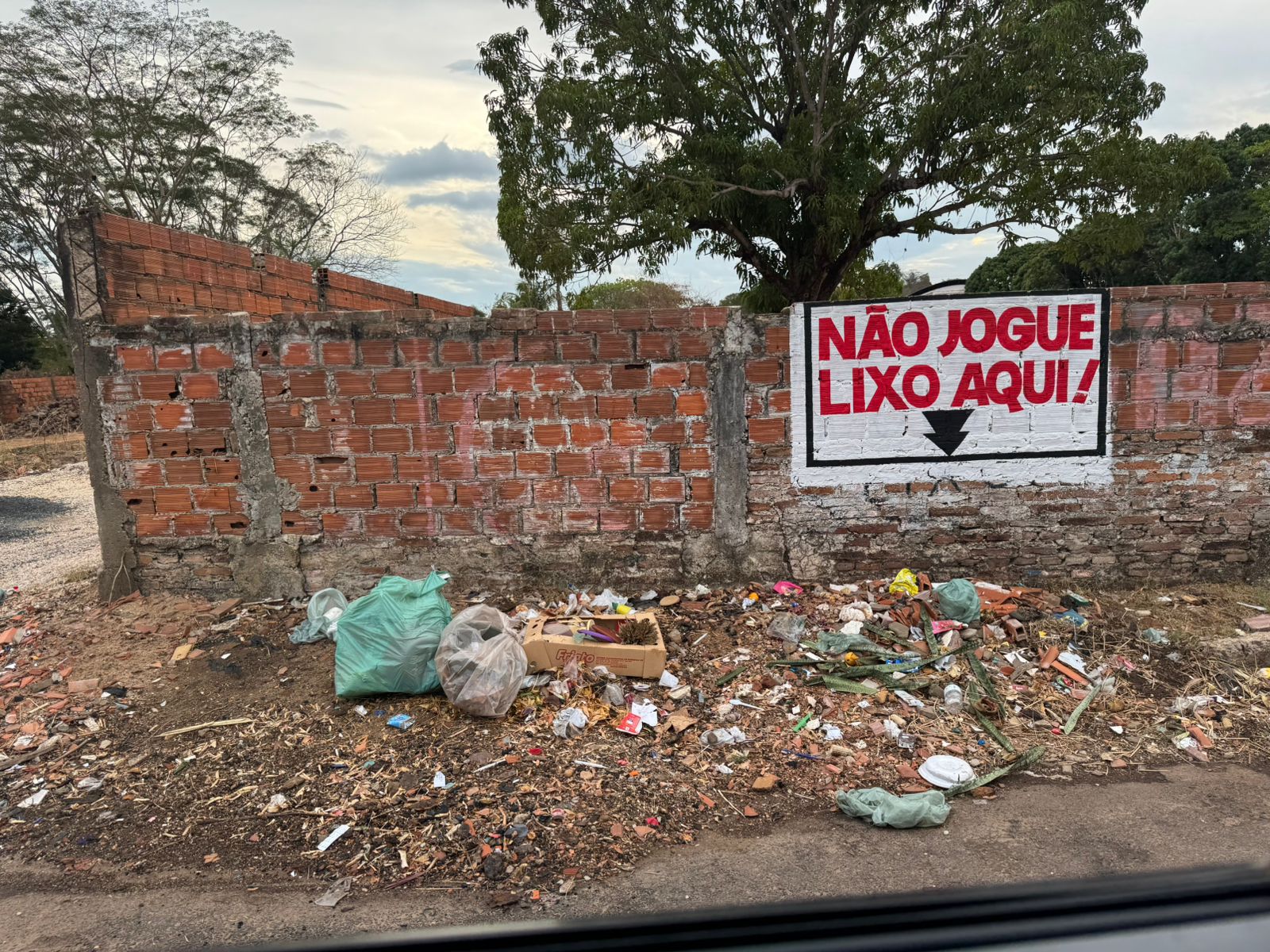 Foto 2 – PREFEITURA DE MIGUEL ALVES REFORÇA ALERTA SOBRE DESCARTE IRREGULAR DE LIXO NAS VIAS PÚBLICAS.