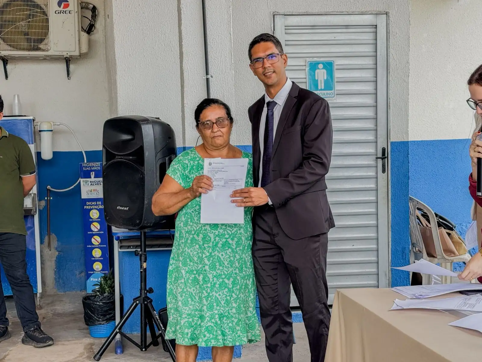 Foto 1 – PREFEITURA DE MIGUEL ALVES ENTREGA SENTENÇAS DA ASSISTÊNCIA JUDICIÁRIA GRATUITA MUNICIPAL