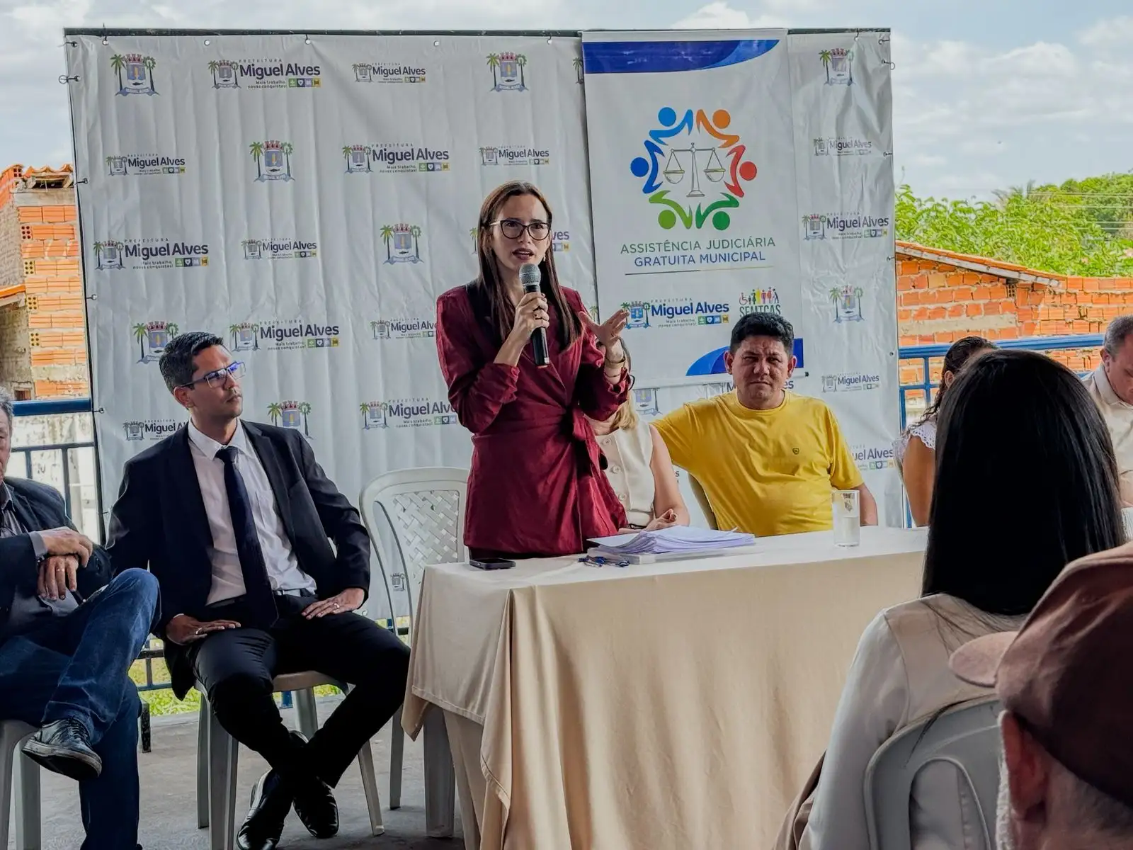 Foto 2 – PREFEITURA DE MIGUEL ALVES ENTREGA SENTENÇAS DA ASSISTÊNCIA JUDICIÁRIA GRATUITA MUNICIPAL