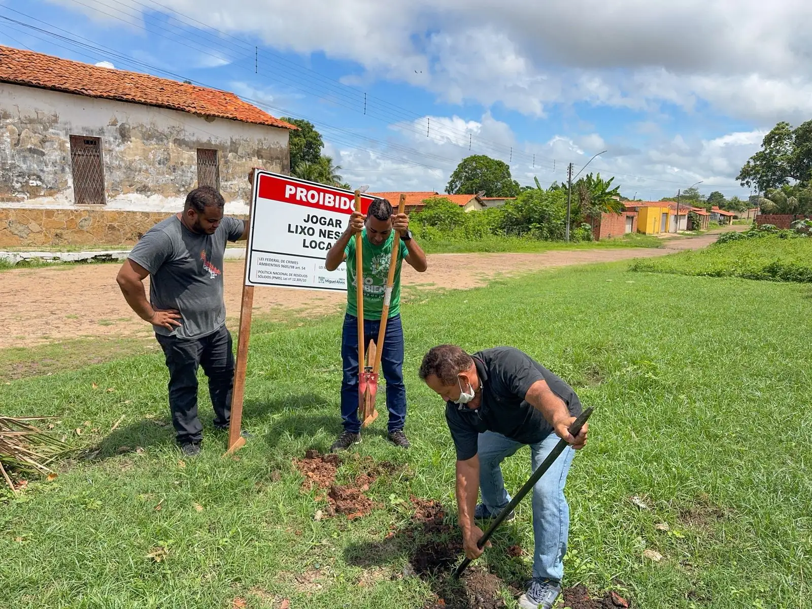 Foto 4 – PREFEITURA DE MIGUEL ALVES REFORÇA CONSCIENTIZAÇÃO AMBIENTAL COM INSTALAÇÃO DE PLACAS EDUCATIVAS